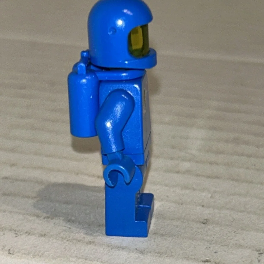 LEGO Classic Blue Spaceman W/ Moto Helmet And Oxygen Tank - Picture 4 of 4